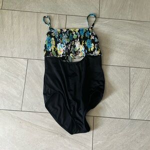 Beach Betty size large women’s bathing suit worn once like new